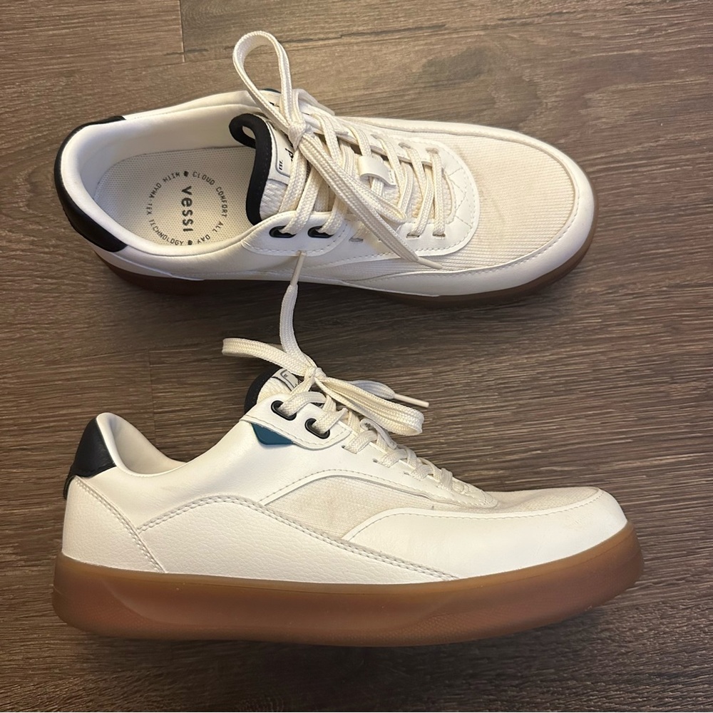 Women’s Vessi Courtside Classic sneakers size 10